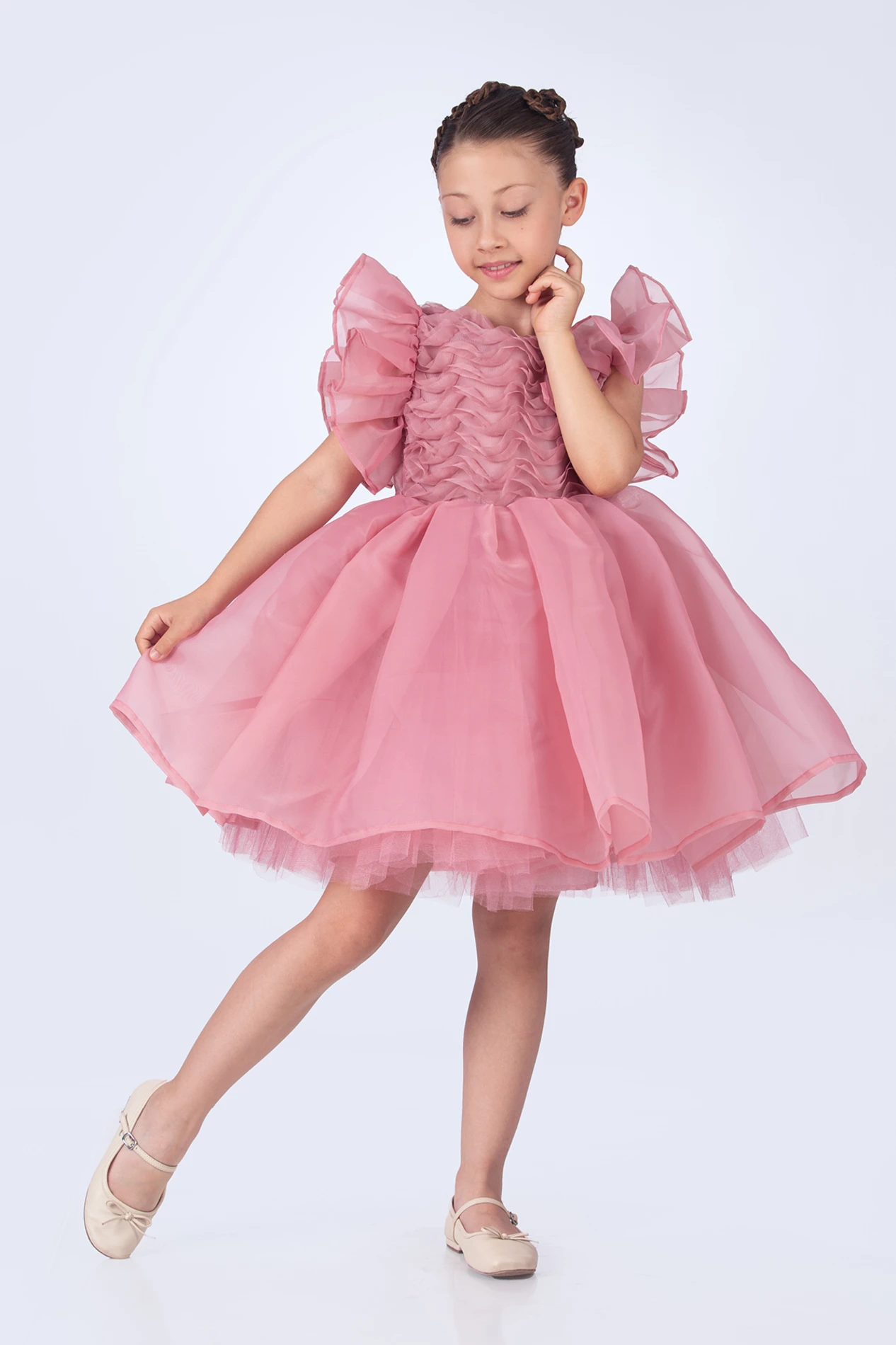 "Gülüşlerine Dokunan Elbiseler"